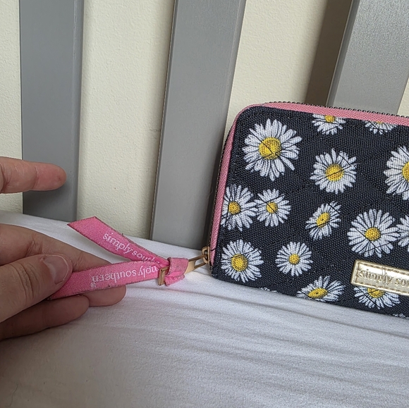 Simply Southern Black Daisy Print Zip Around Wristlet Wallet - Picture 3 of 7